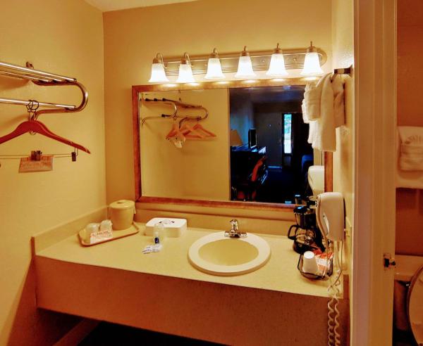 Deluxe King Room - Non-Smoking