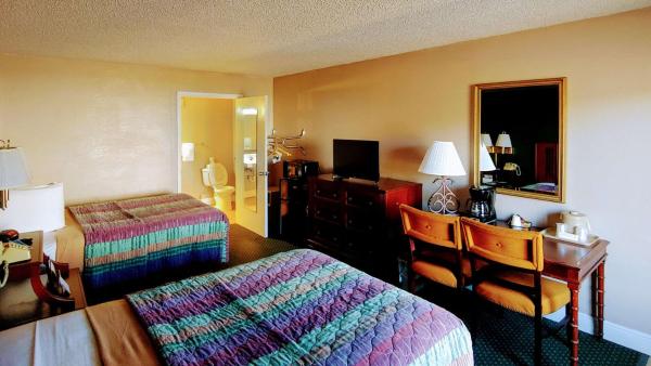 Double Room with Two Double Beds - Accessible/Smoking